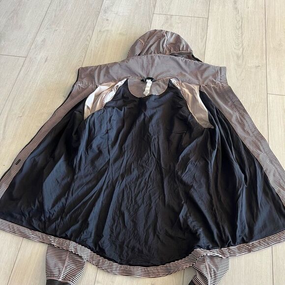 Lululemon Go The Distance Jacket Mini Pop Stripe Printed Mink Berry Black size 6 - Picture 2 of 11